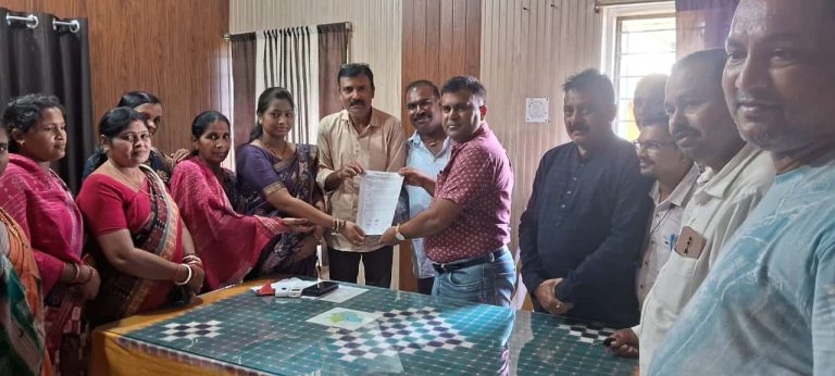 ରେଢାଖୋଲ ସରପଞ୍ଚ ସଂଘ ପକ୍ଷରୁ ବିଡିଓଙ୍କୁ ଦାବିପତ୍ର
