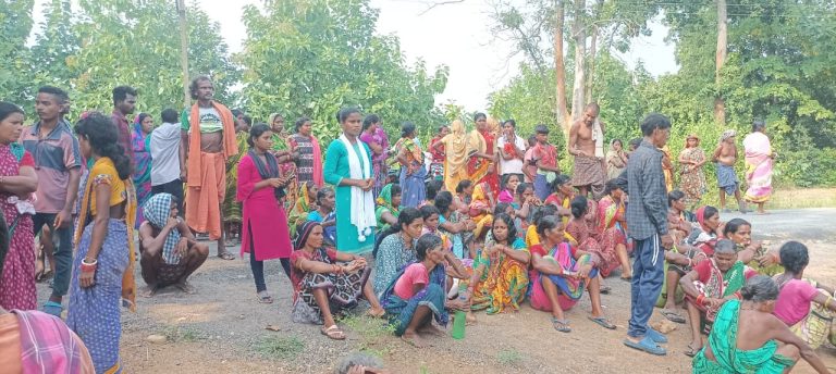 ବିଦ୍ୟୁତ ତାର ଲାଗି ଯୁବକଙ୍କ ମୃତ୍ୟୁ ଘଟଣା,କ୍ଷତି ପୂରଣ ଦାବିରେ ଗ୍ରାମବାସୀଙ୍କ ରାସ୍ତାରୋକ (ଫଟୋ)